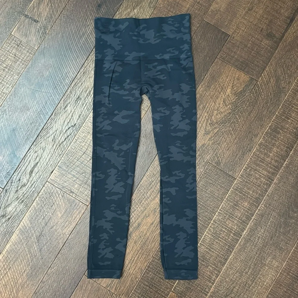 Spanx Medium Leggings Look at Me Now in Black Camo - Picture 4 of 9